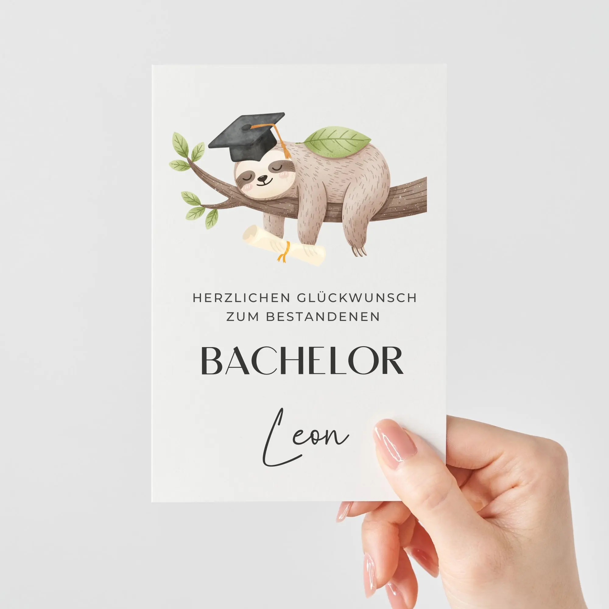 Glückwunschkarte zum Bachelor – Personalisiert mit Wunschnamen | Faultier